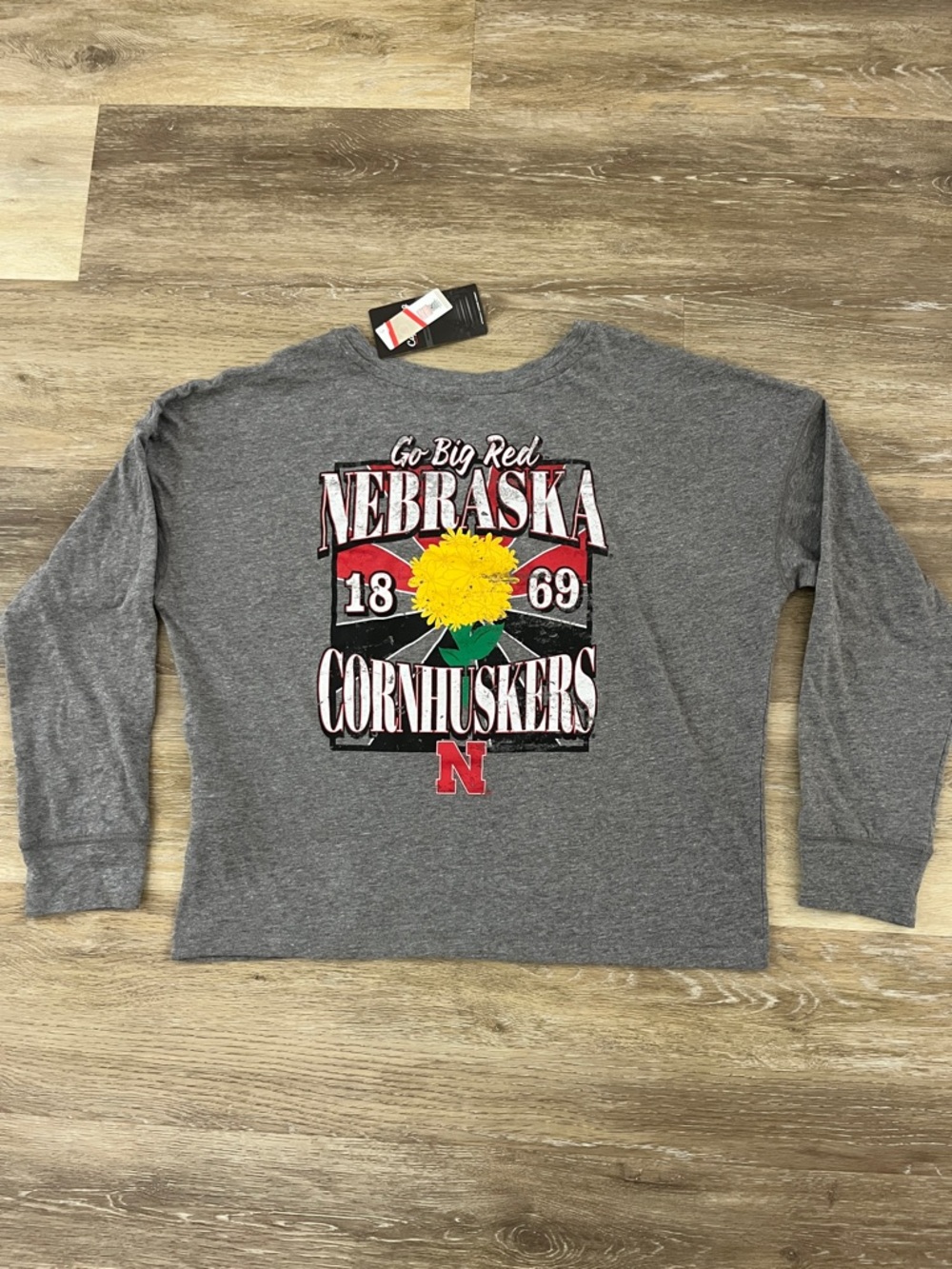NWT Captivating Nebraska Cornhuskers Women’s Long Sleeve T-Shirt Grey Size M